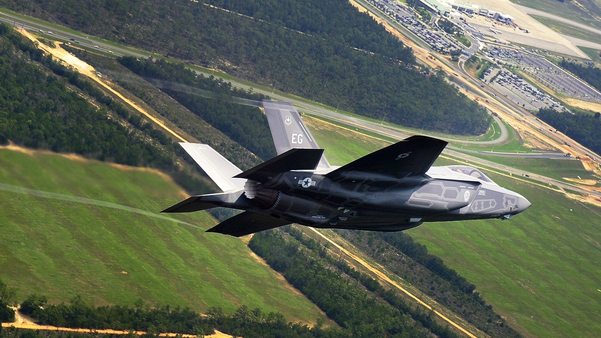 德国男子排球队在小组赛中表现出色,晋级八强,德国排球运动员